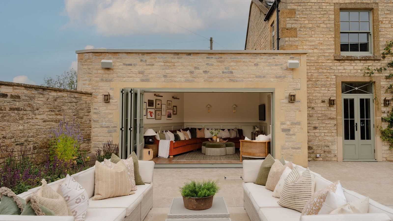 Inside-Outside_Living